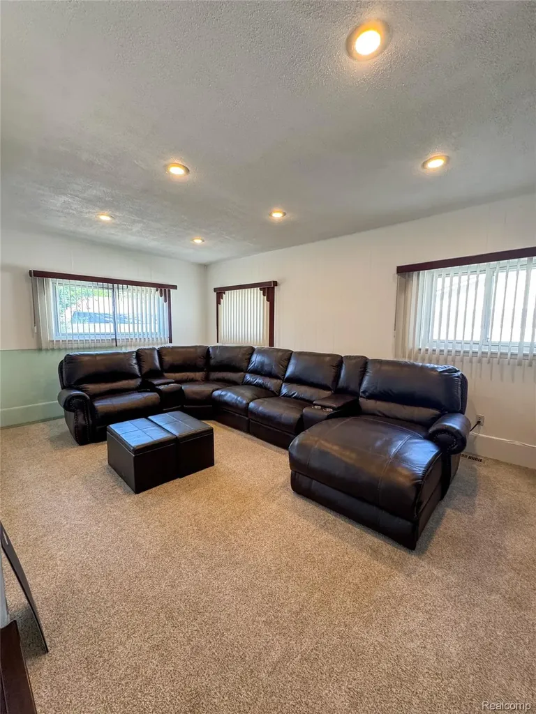 17020 Pennsylvania Street Southfield City MI 48075