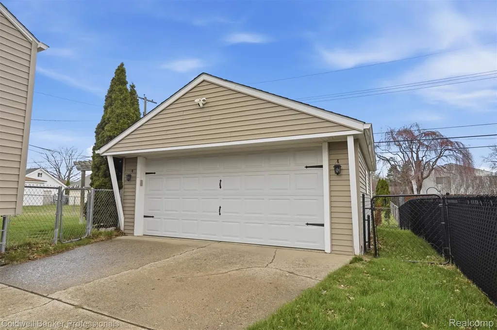 927 Montrose Avenue Royal Oak City MI 48073