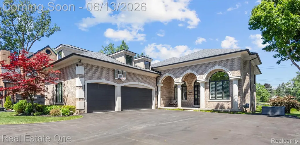 2428 Pine Lake Road West Bloomfield Charter Township MI 48324
