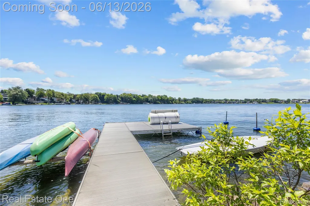 2428 Pine Lake Road West Bloomfield Charter Township MI 48324