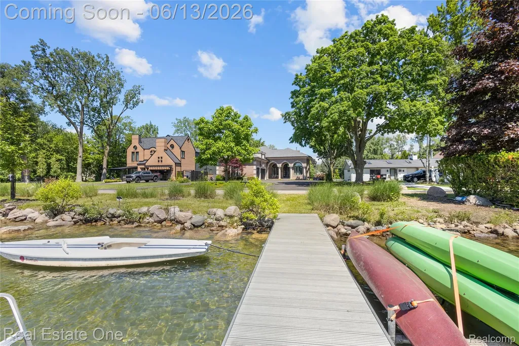 2428 Pine Lake Road West Bloomfield Charter Township MI 48324