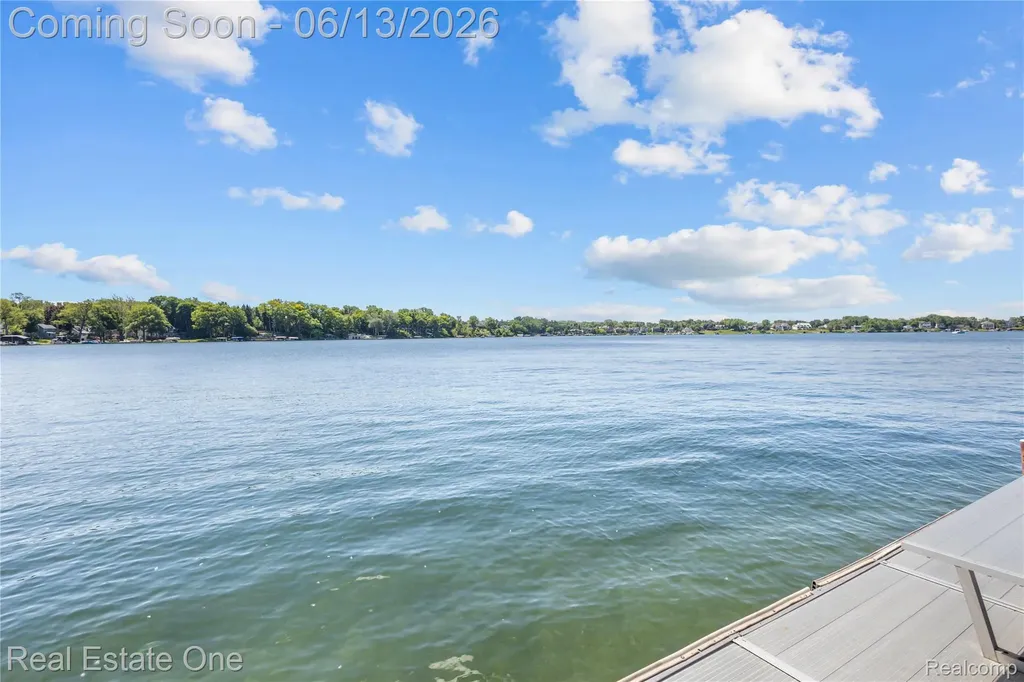 2428 Pine Lake Road West Bloomfield Charter Township MI 48324