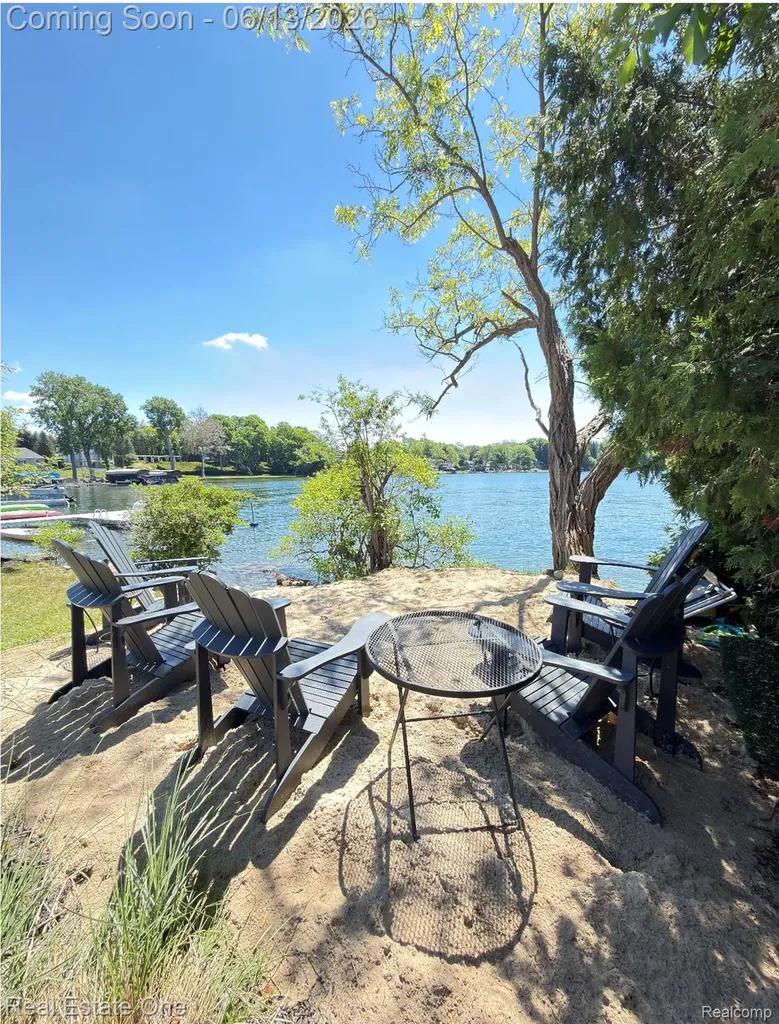 2428 Pine Lake Road West Bloomfield Charter Township MI 48324