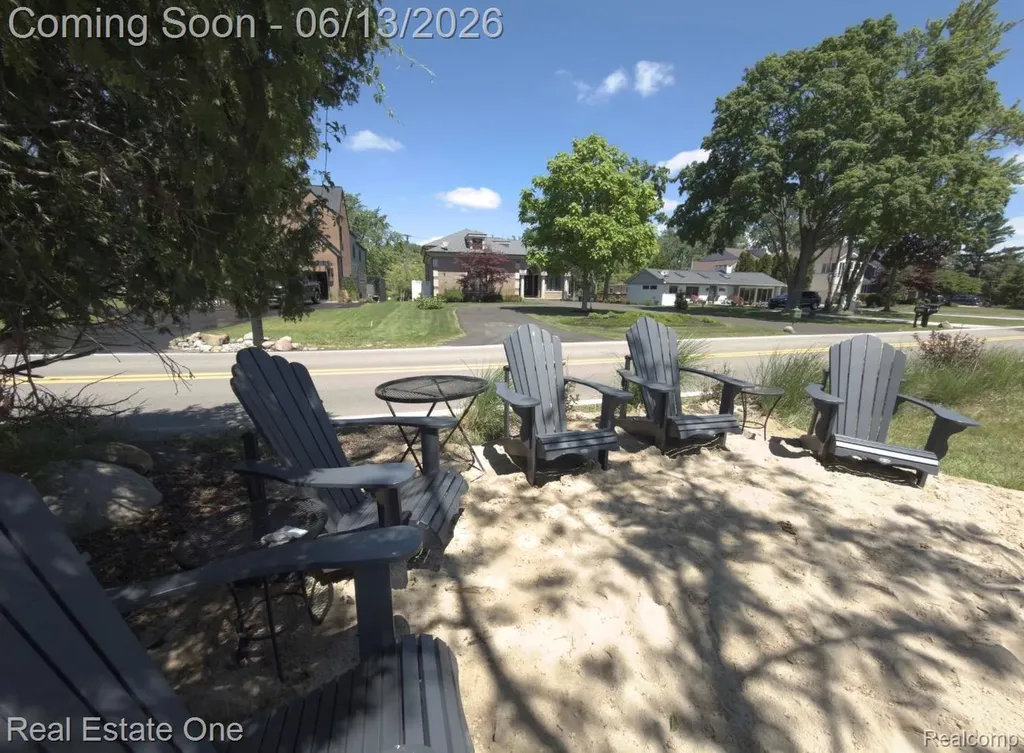 2428 Pine Lake Road West Bloomfield Charter Township MI 48324