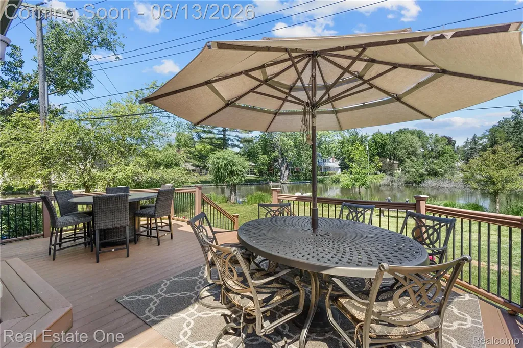 2428 Pine Lake Road West Bloomfield Charter Township MI 48324