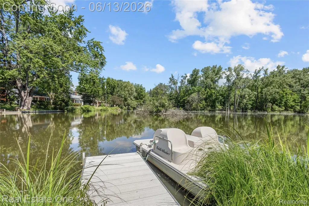 2428 Pine Lake Road West Bloomfield Charter Township MI 48324
