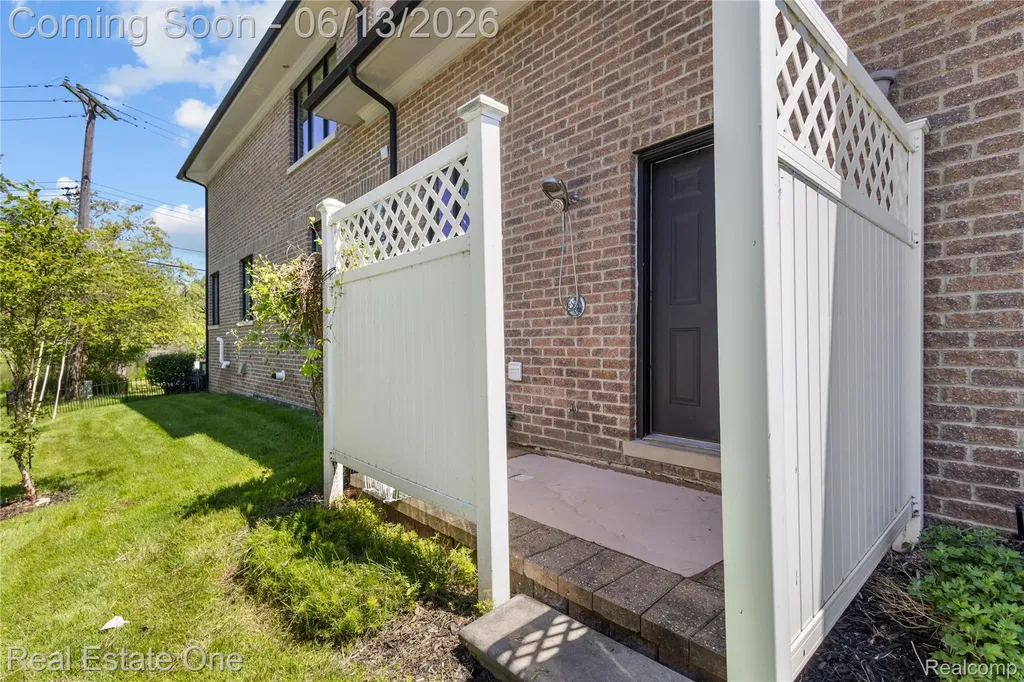 2428 Pine Lake Road West Bloomfield Charter Township MI 48324