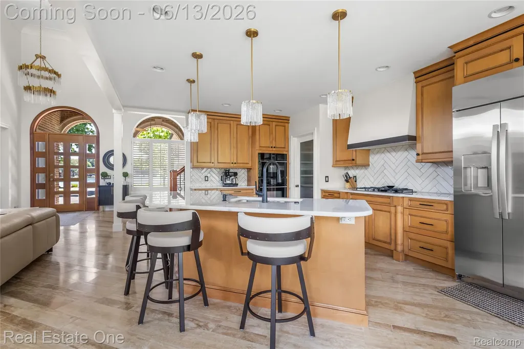 2428 Pine Lake Road West Bloomfield Charter Township MI 48324