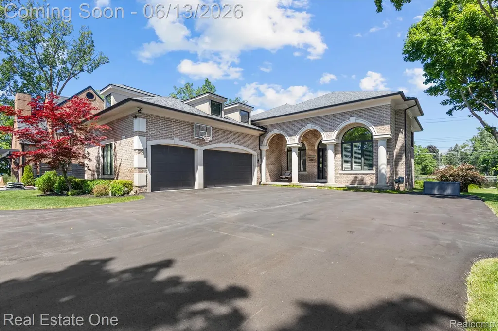 2428 Pine Lake Road West Bloomfield Charter Township MI 48324