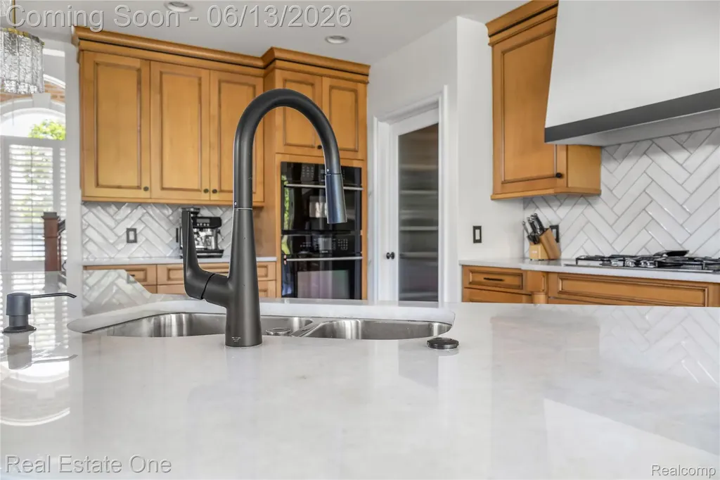 2428 Pine Lake Road West Bloomfield Charter Township MI 48324