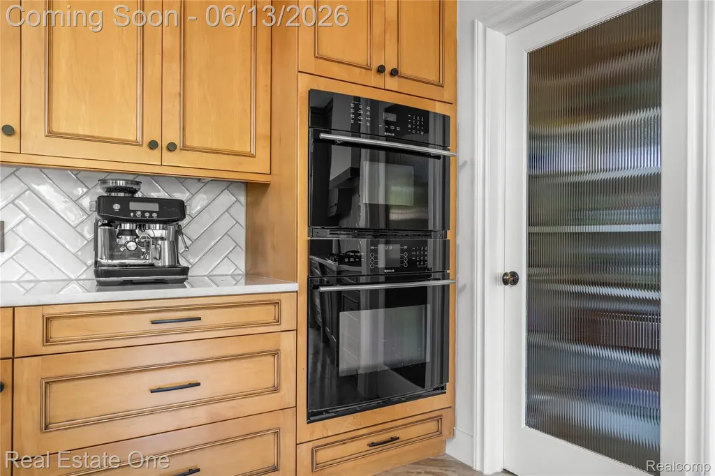 2428 Pine Lake Road West Bloomfield Charter Township MI 48324
