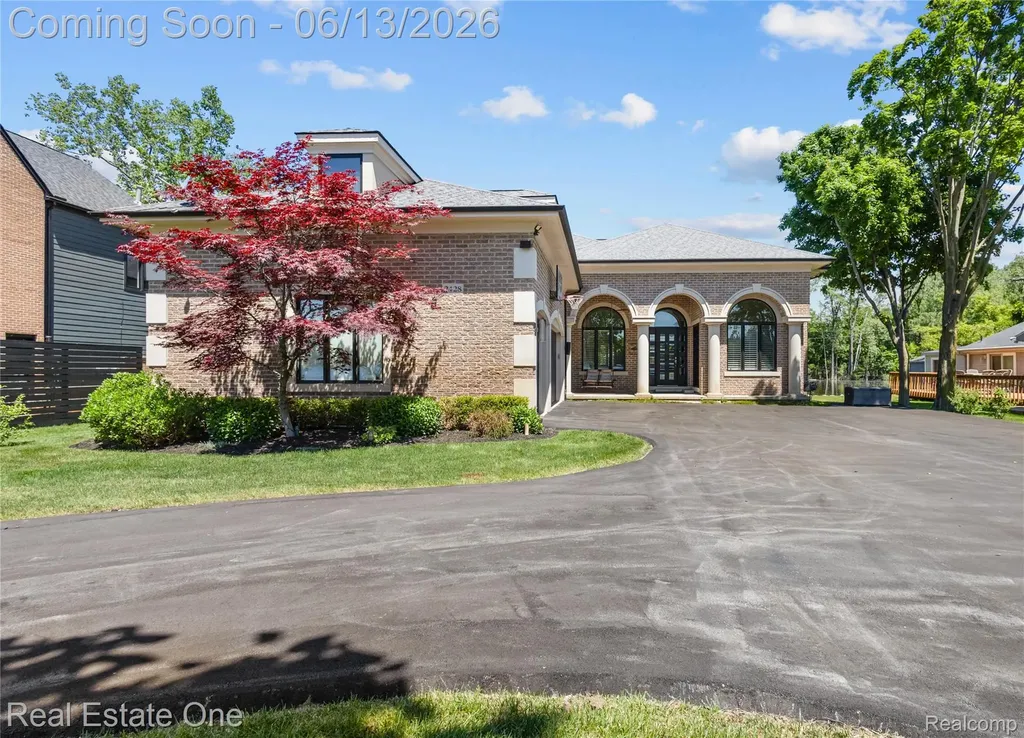 2428 Pine Lake Road West Bloomfield Charter Township MI 48324