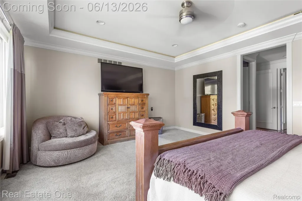 2428 Pine Lake Road West Bloomfield Charter Township MI 48324
