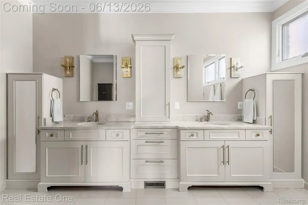 2428 Pine Lake Road West Bloomfield Charter Township MI 48324