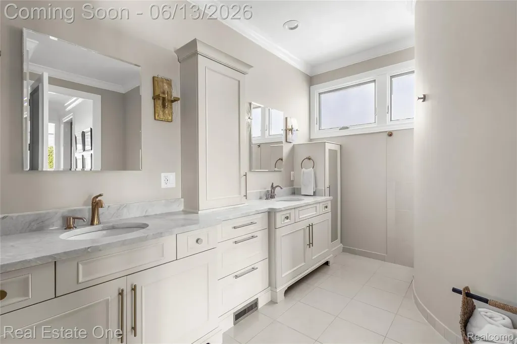 2428 Pine Lake Road West Bloomfield Charter Township MI 48324