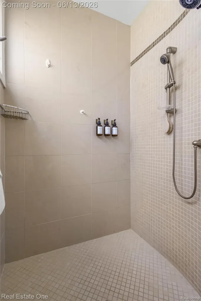 2428 Pine Lake Road West Bloomfield Charter Township MI 48324