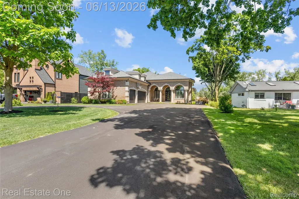 2428 Pine Lake Road West Bloomfield Charter Township MI 48324