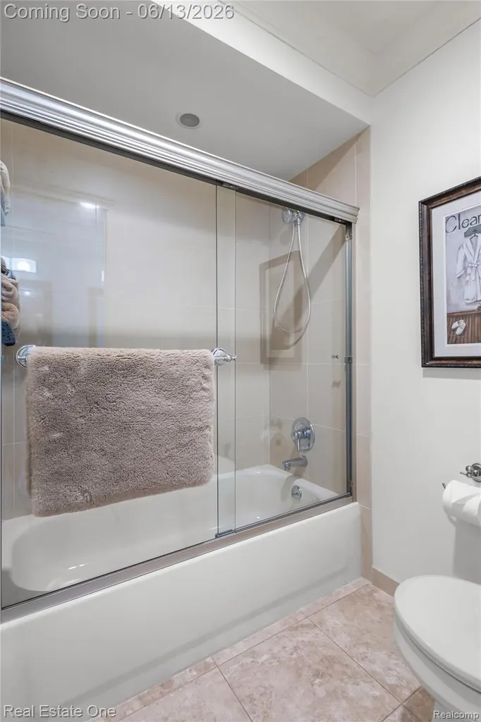 2428 Pine Lake Road West Bloomfield Charter Township MI 48324