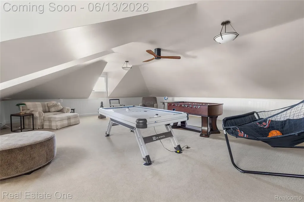 2428 Pine Lake Road West Bloomfield Charter Township MI 48324