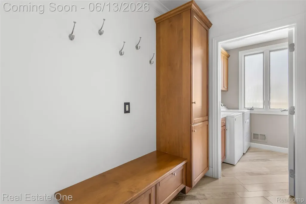 2428 Pine Lake Road West Bloomfield Charter Township MI 48324