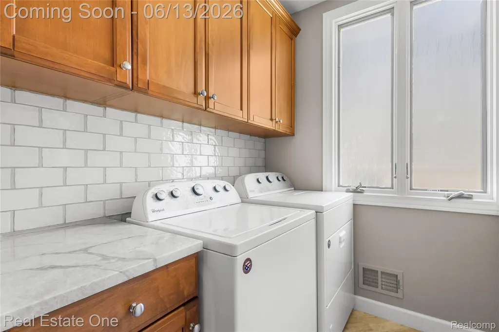 2428 Pine Lake Road West Bloomfield Charter Township MI 48324