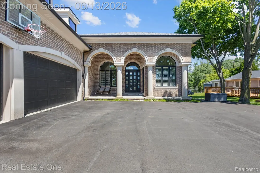 2428 Pine Lake Road West Bloomfield Charter Township MI 48324