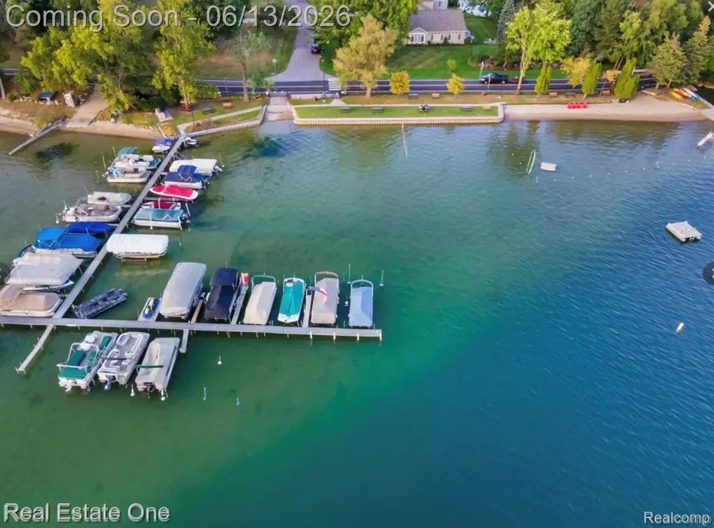 2428 Pine Lake Road West Bloomfield Charter Township MI 48324