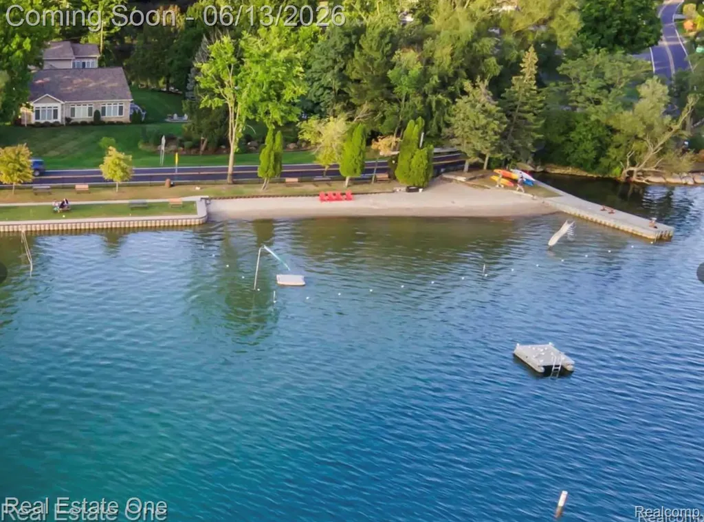 2428 Pine Lake Road West Bloomfield Charter Township MI 48324