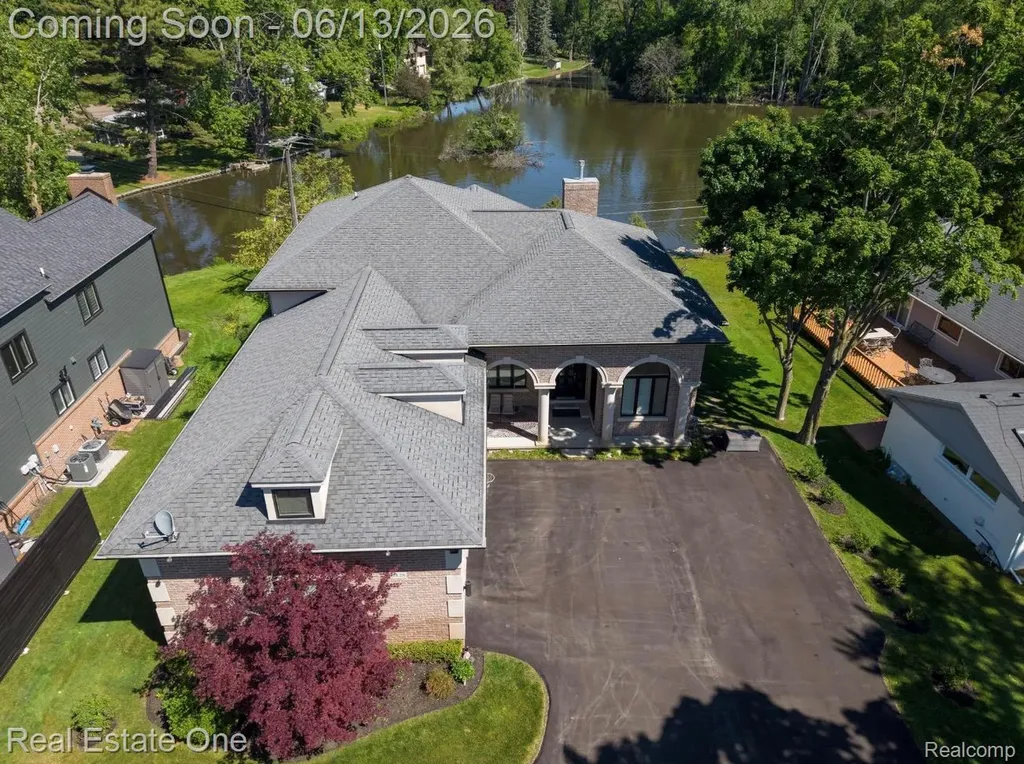 2428 Pine Lake Road West Bloomfield Charter Township MI 48324