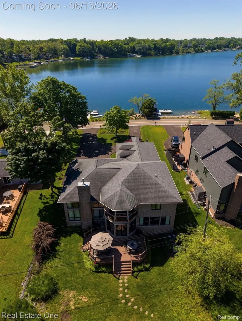 2428 Pine Lake Road West Bloomfield Charter Township MI 48324