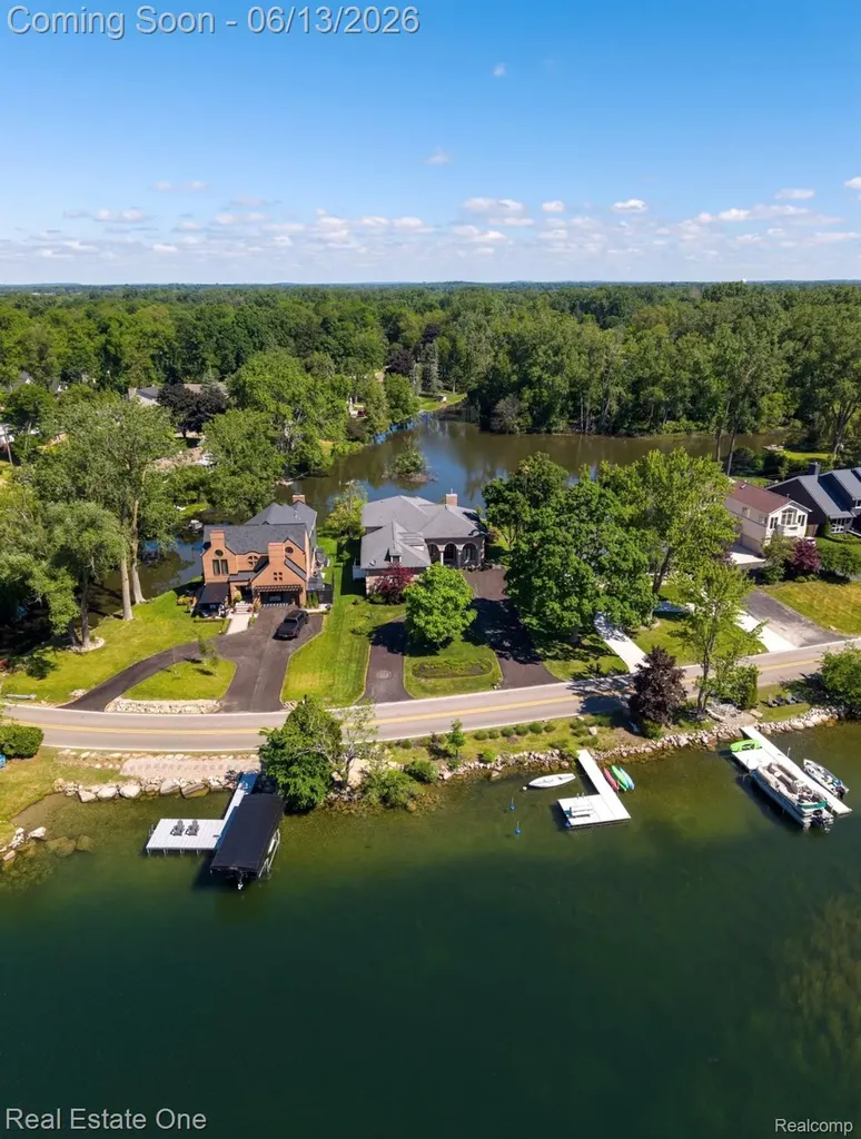 2428 Pine Lake Road West Bloomfield Charter Township MI 48324