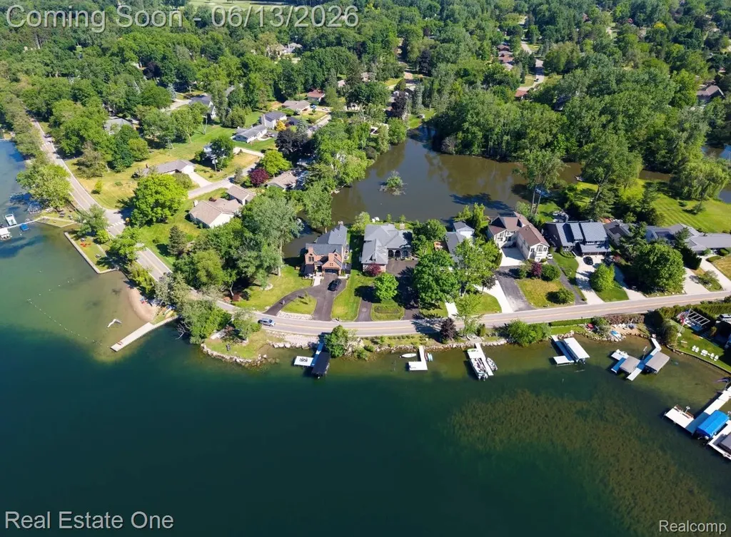 2428 Pine Lake Road West Bloomfield Charter Township MI 48324