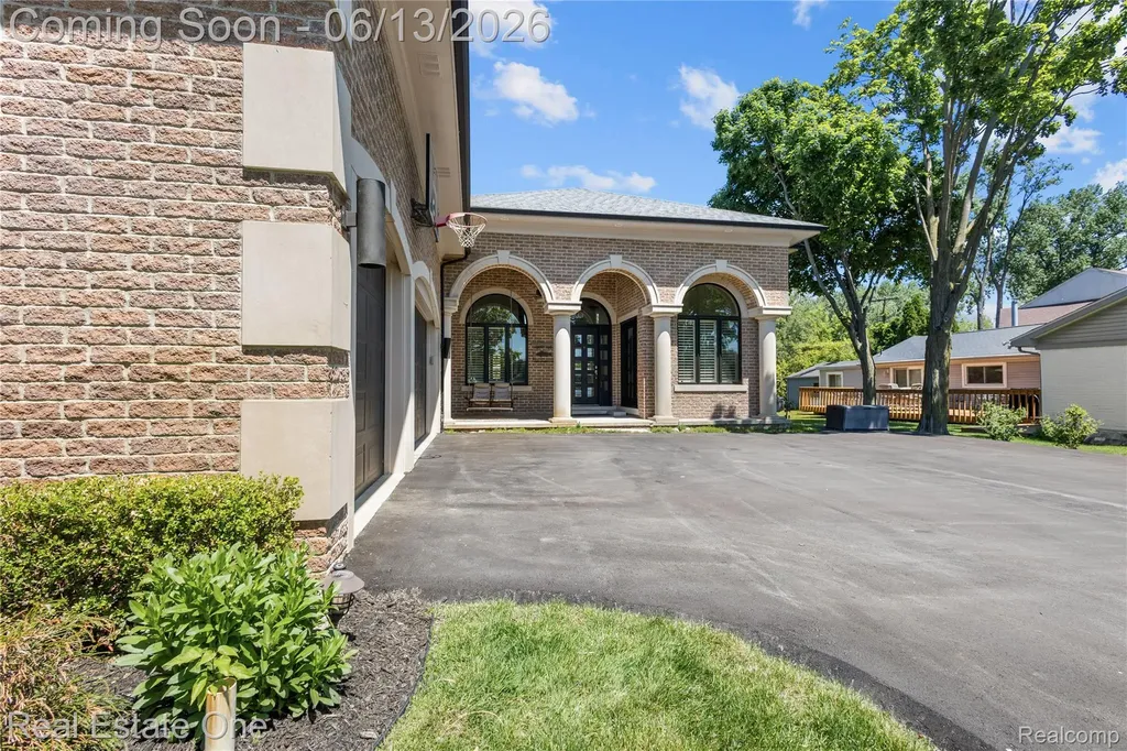 2428 Pine Lake Road West Bloomfield Charter Township MI 48324