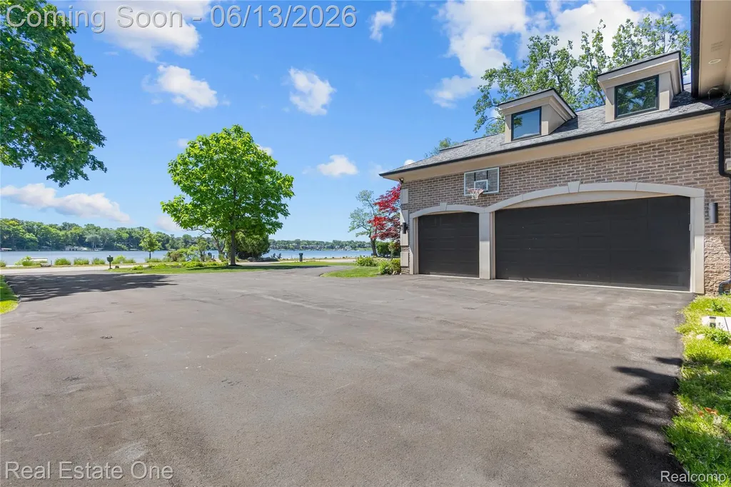 2428 Pine Lake Road West Bloomfield Charter Township MI 48324