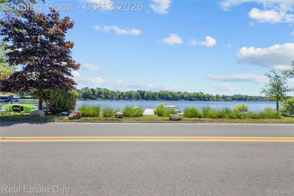 2428 Pine Lake Road West Bloomfield Charter Township MI 48324