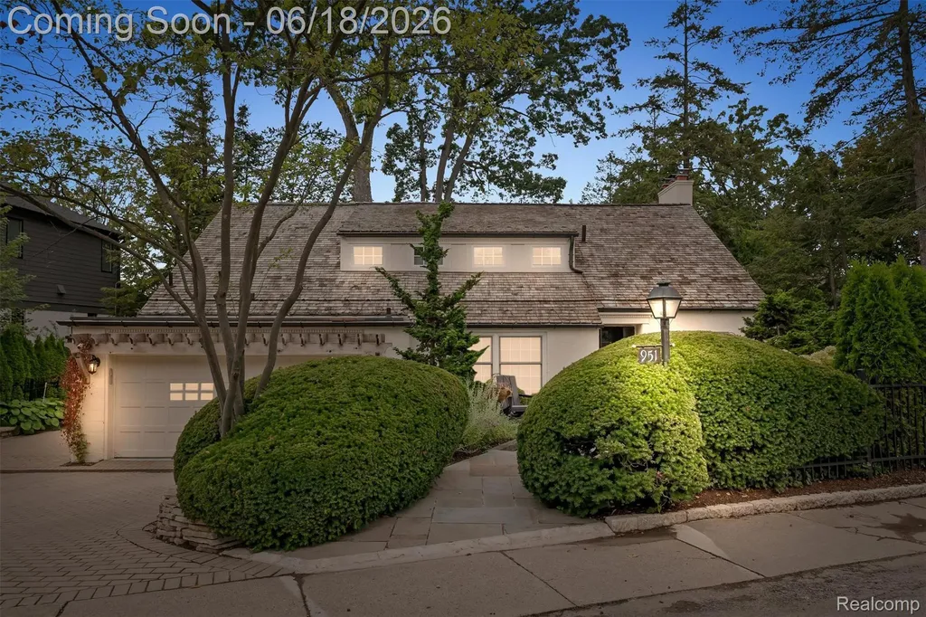 951 Twin Oaks Lane Birmingham City MI 48009