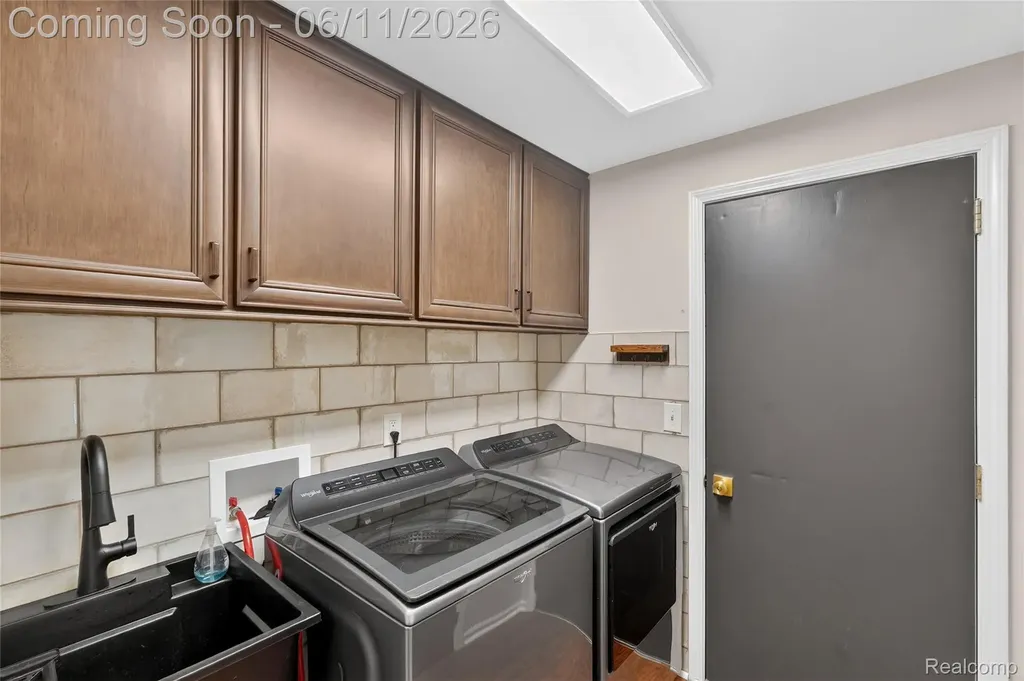 2021 Huntingdon Drive Wixom City MI 48393