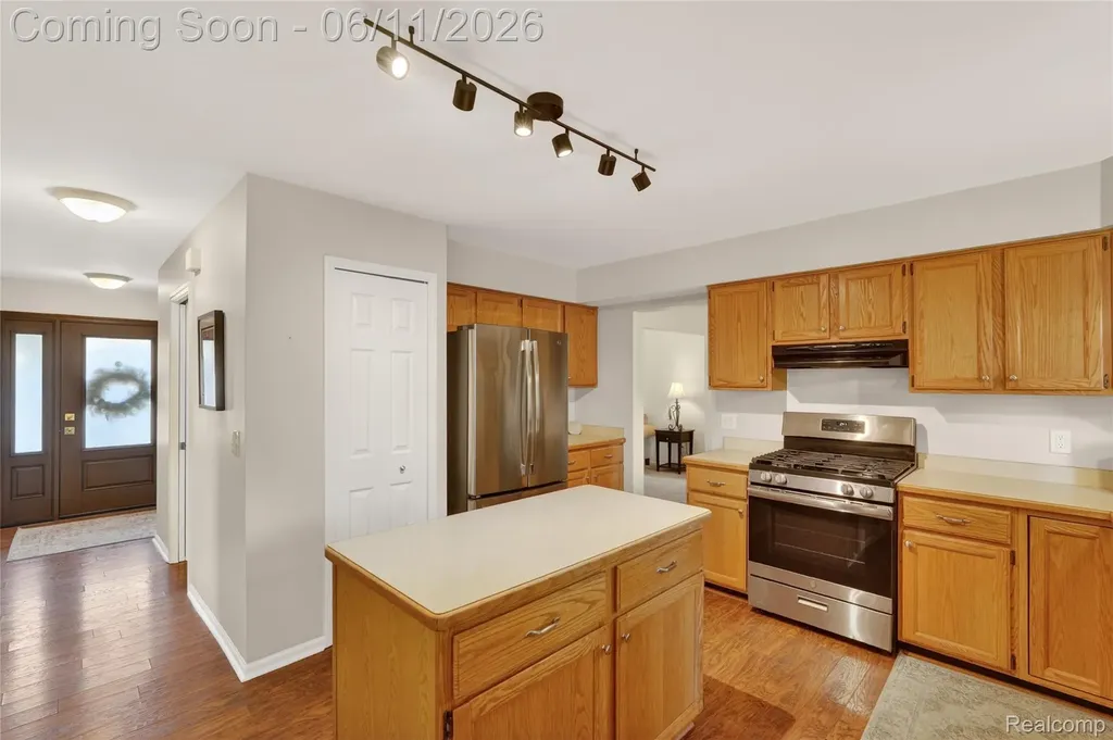 2021 Huntingdon Drive Wixom City MI 48393