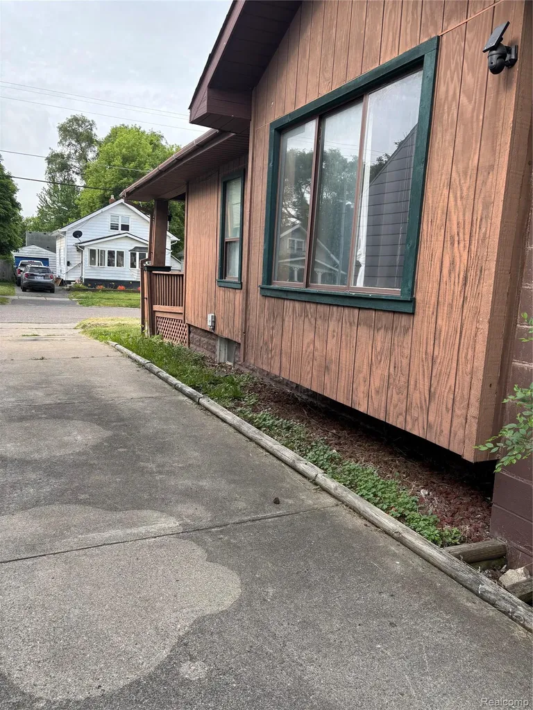 1122 Simcoe Avenue Flint City MI 48507