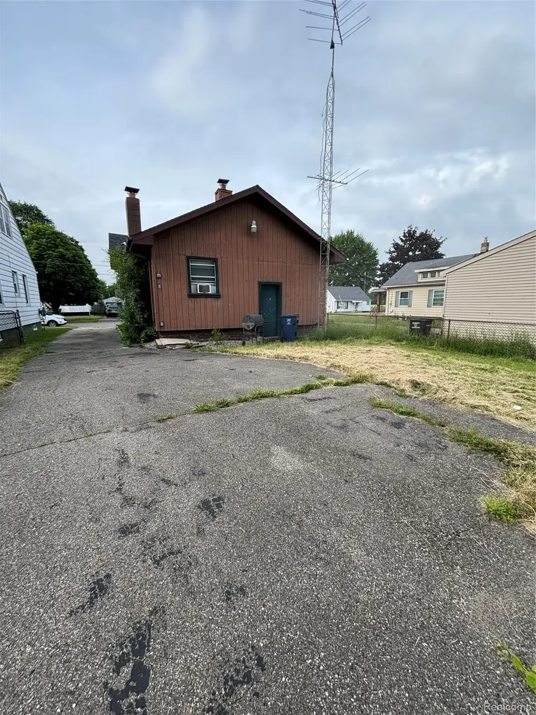 1122 Simcoe Avenue Flint City MI 48507