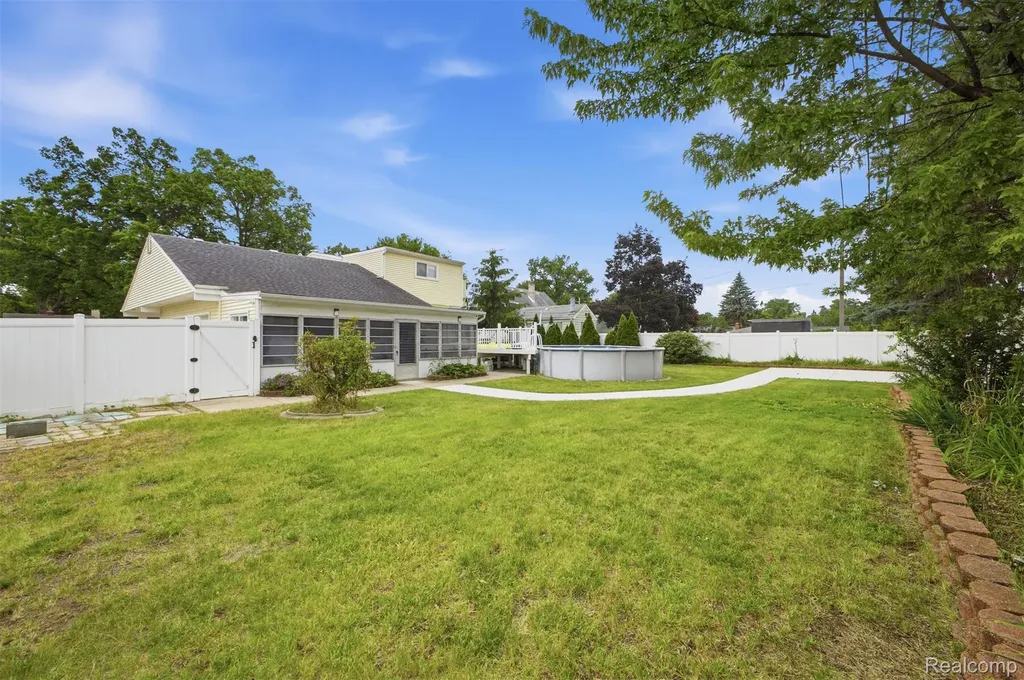 32120 Bock Street Garden City City MI 48135