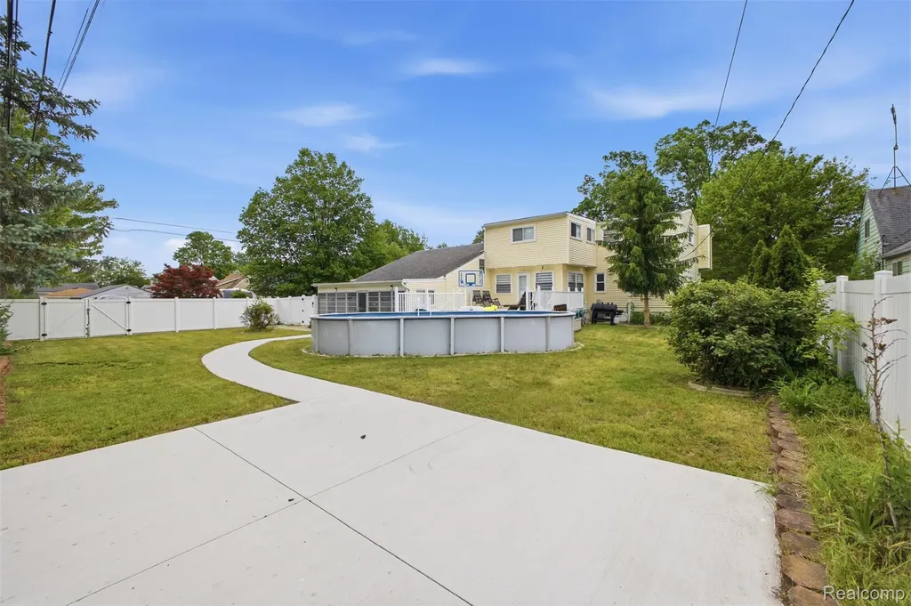 32120 Bock Street Garden City City MI 48135