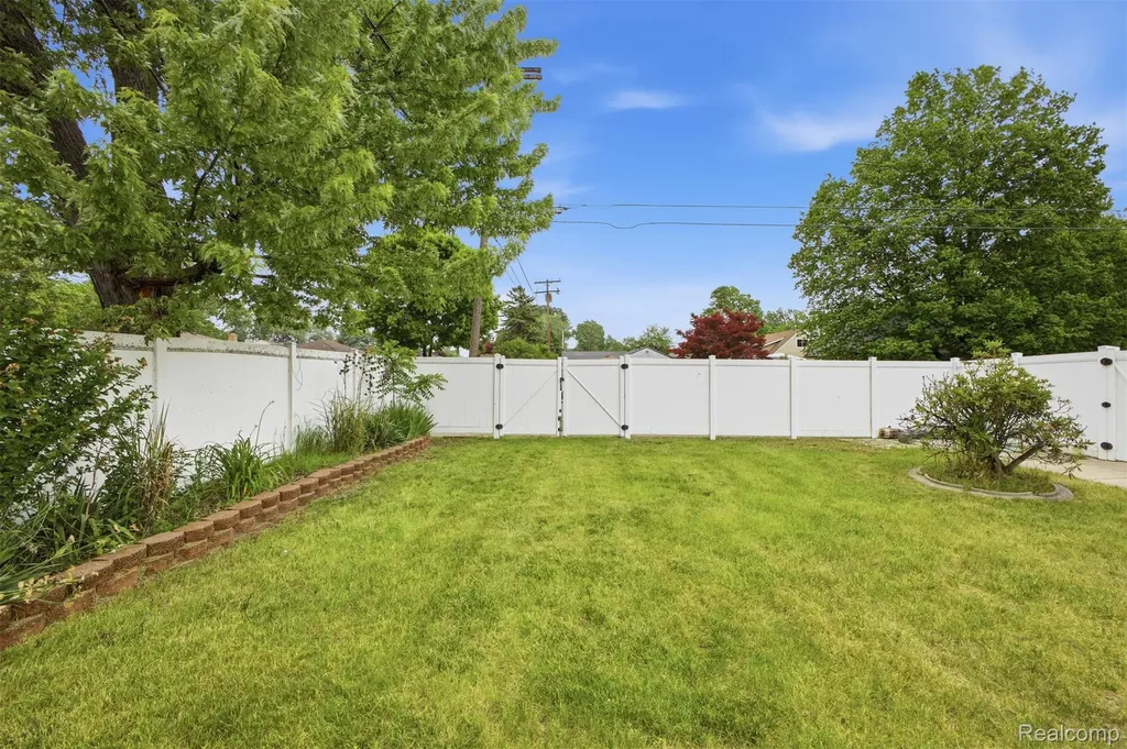 32120 Bock Street Garden City City MI 48135