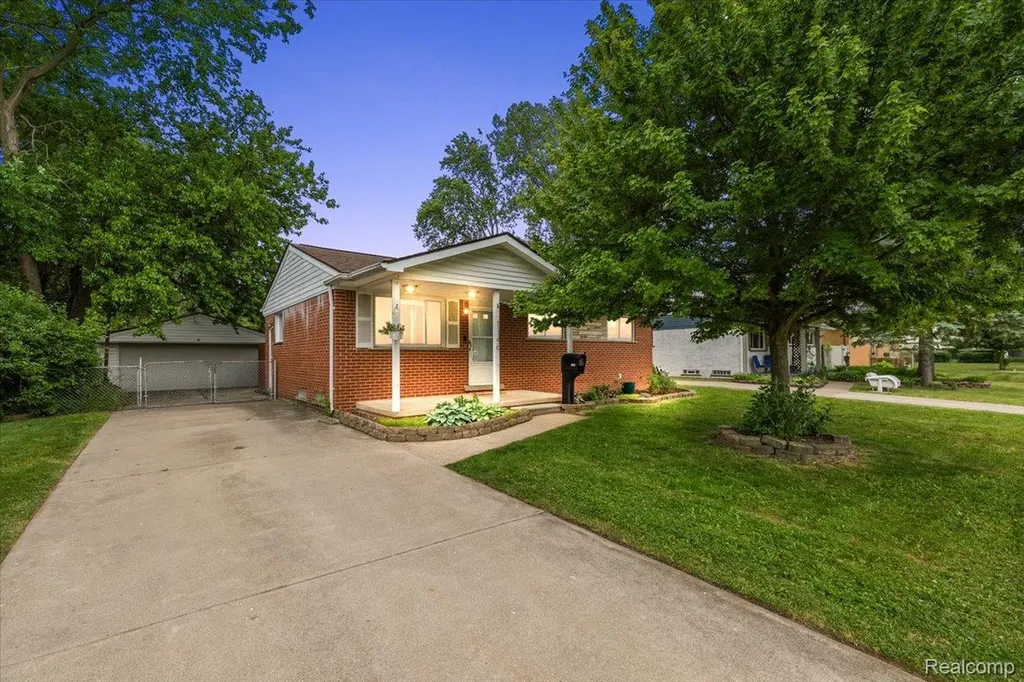 1146 Harrison Avenue Garden City City MI 48135