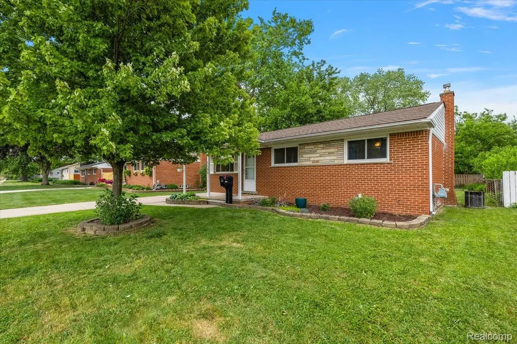 1146 Harrison Avenue Garden City City MI 48135