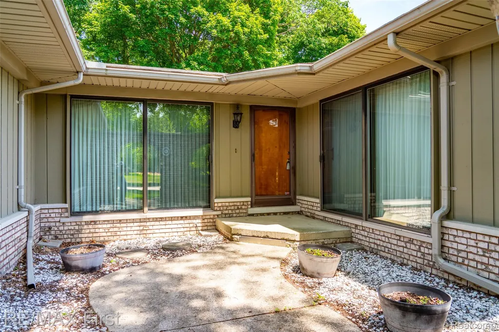 5097 Collington Drive Troy City MI 48098
