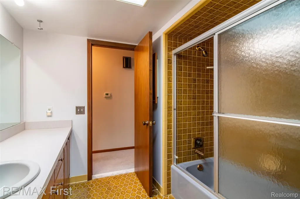 5097 Collington Drive Troy City MI 48098