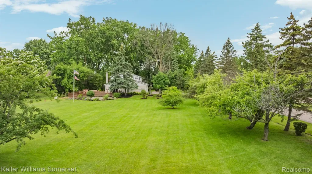 33614 Lakeview Street Chesterfield Township MI 48047