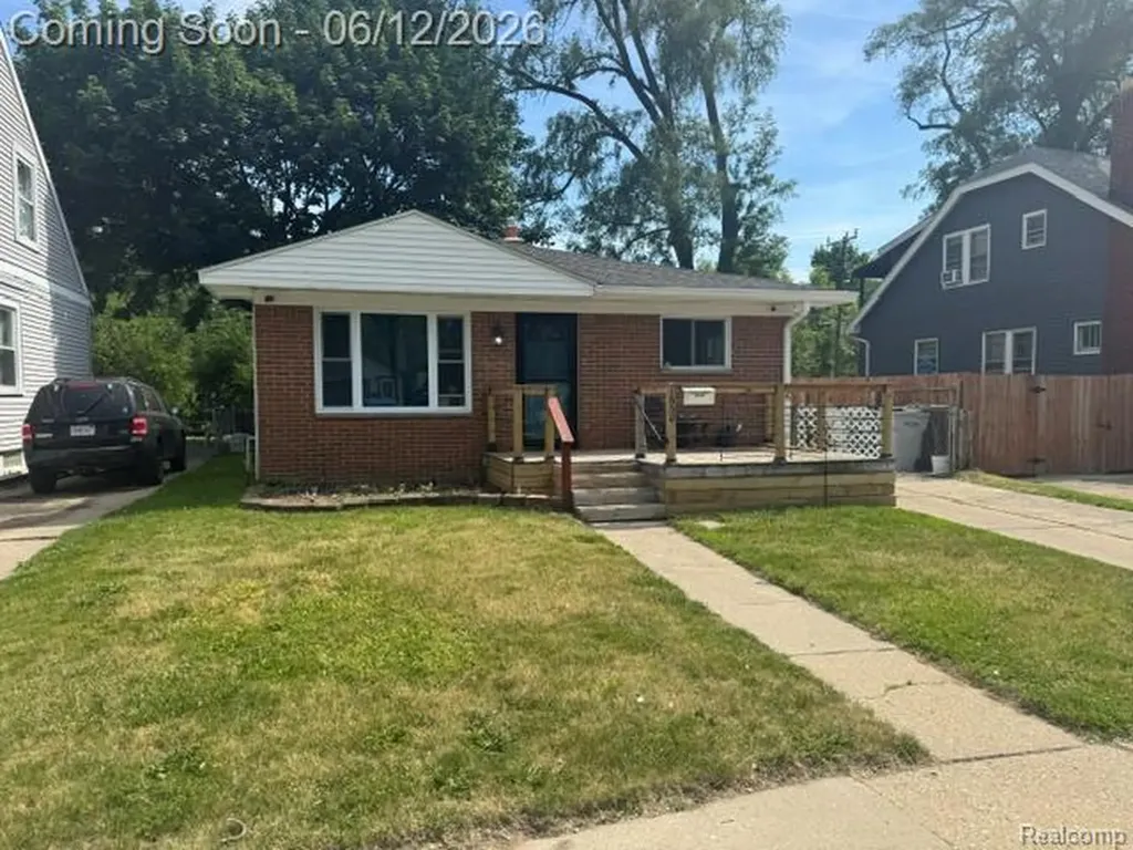 1530 E Evelyn Avenue Hazel Park City MI 48030