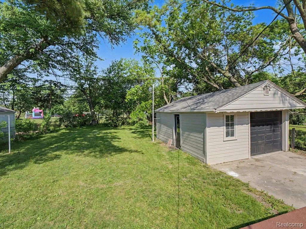 21829 Shakespeare Avenue Eastpointe City MI 48021